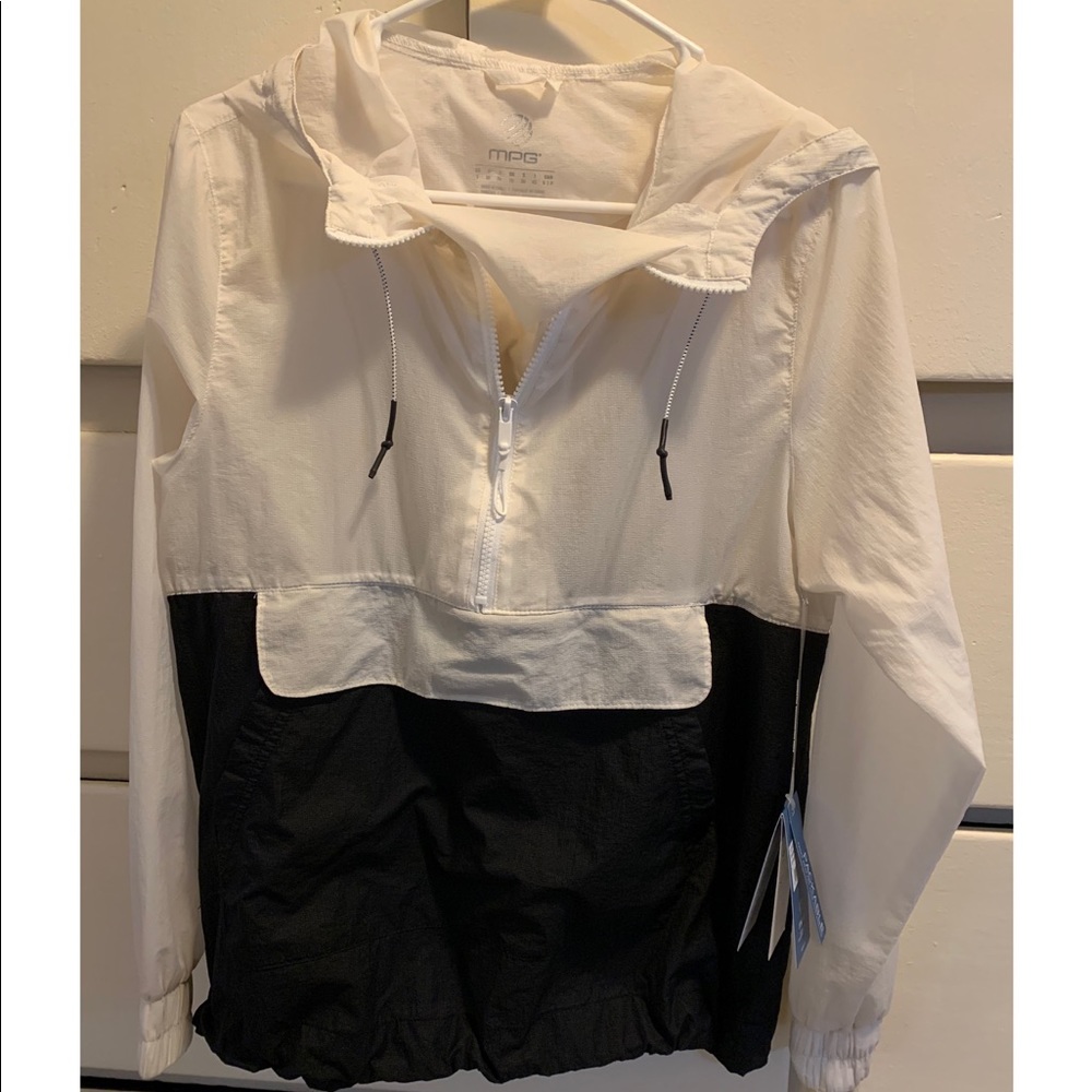 Lightweight windbreaker 1/4 zip